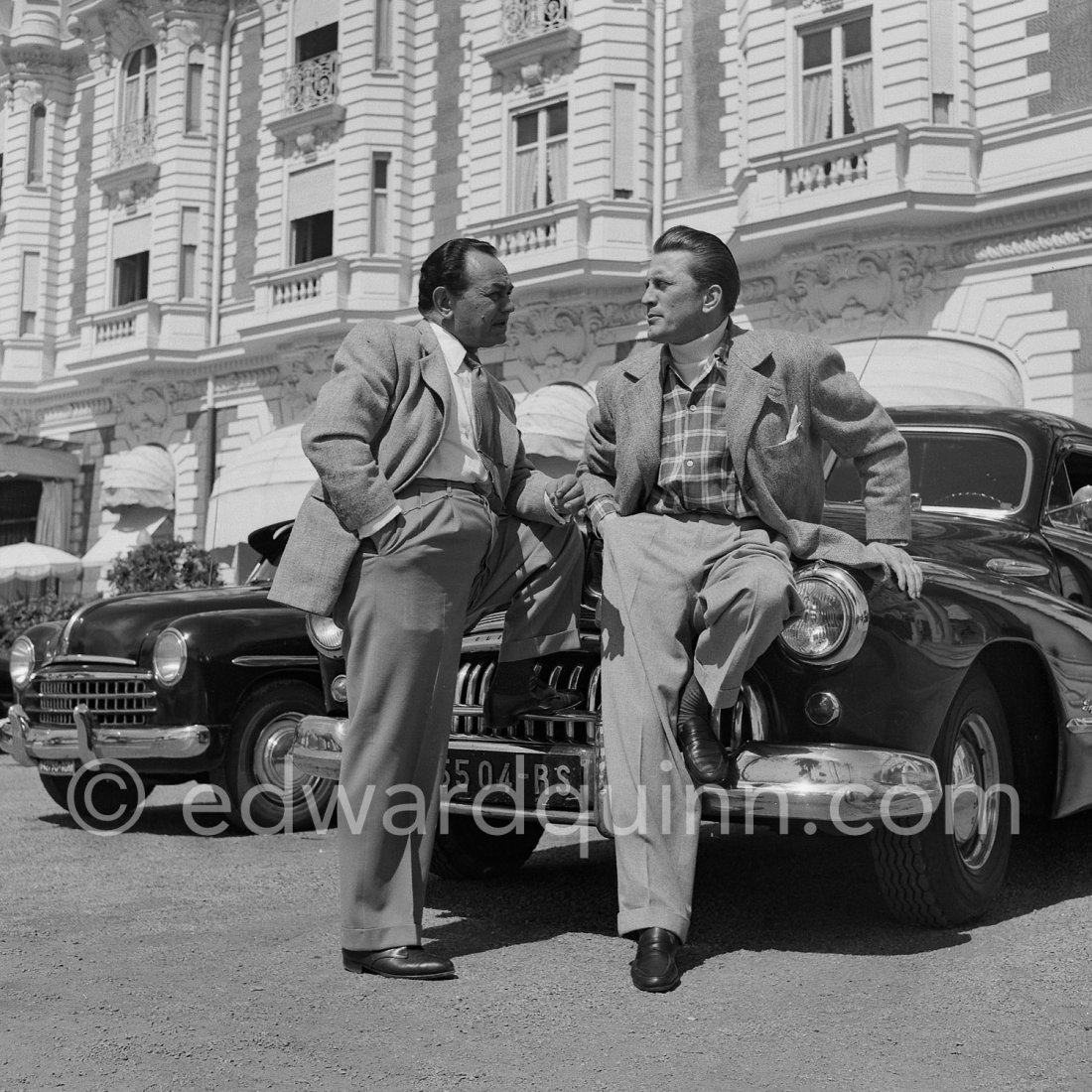 ¡Feliz jueves, cinéfilos! 🌞

En pleno Festival de #Cannes2024 🇫🇷 recordemos a #EdwardGRobinson y a #KirkDouglas presentando #DosSemanasEnOtraCiudad en el festival allá por 1953.

Ya tenéis disponible la autobiografía de Robinson #TodosMisAyeres publicada en primicia en español.