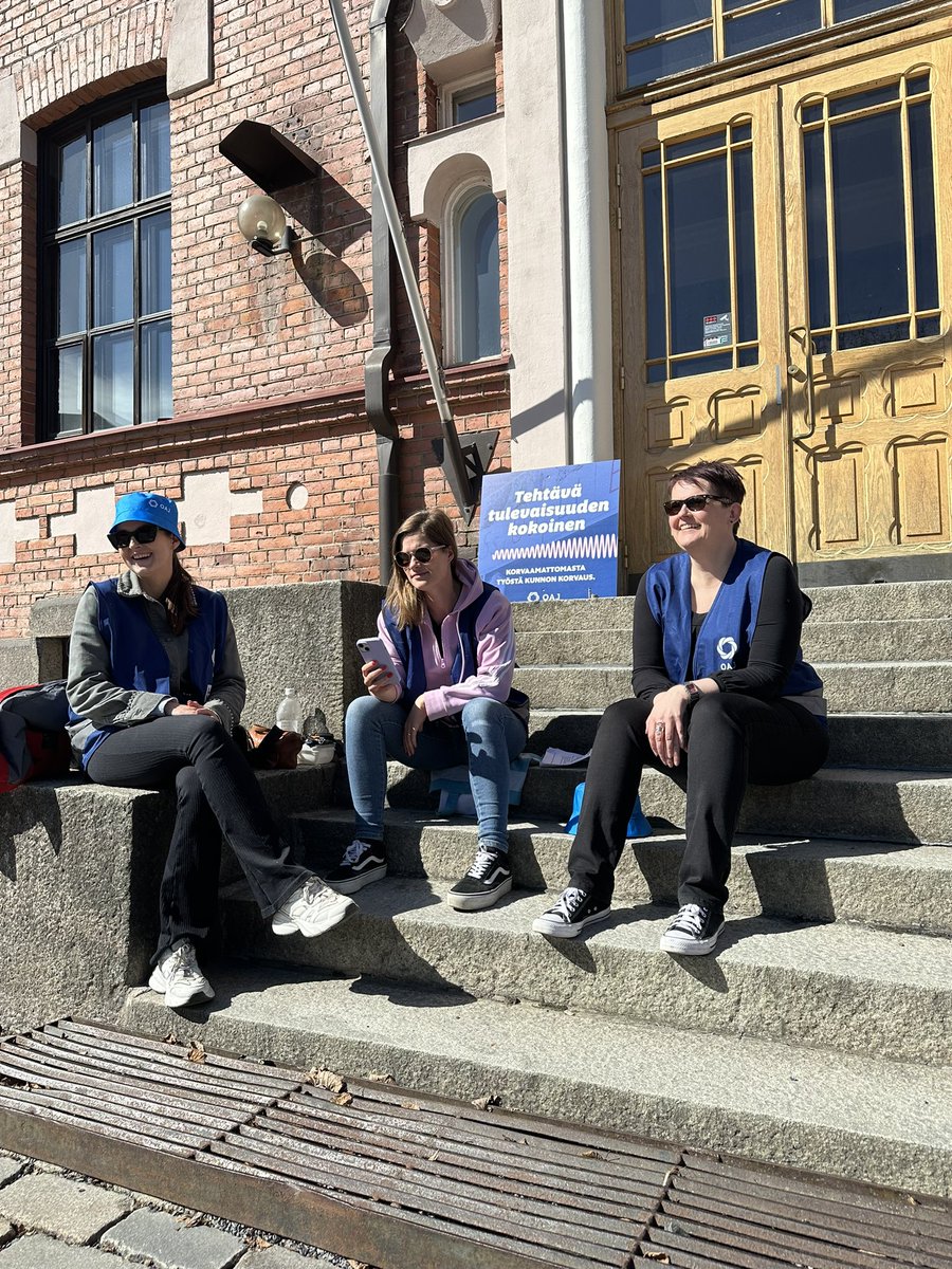 Yksityisen opetusalan nelipäiväisen lakon viimeinen päivä 📣. Jäsenet ympäri Suomen ovat iloisin mielin puolustaneet omia oikeuksiaan oikeudenmukaisiin palkankorotuksiin 💰. @oajry #oajneuvottelee #oajkannattaa #oajlakkoilee
