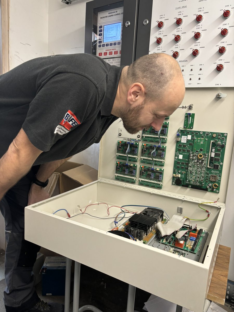PFSGroupLtd's tweet image. Inspecting the panel very closely  🔎🧐

#FaultFinding #FireandSecurity