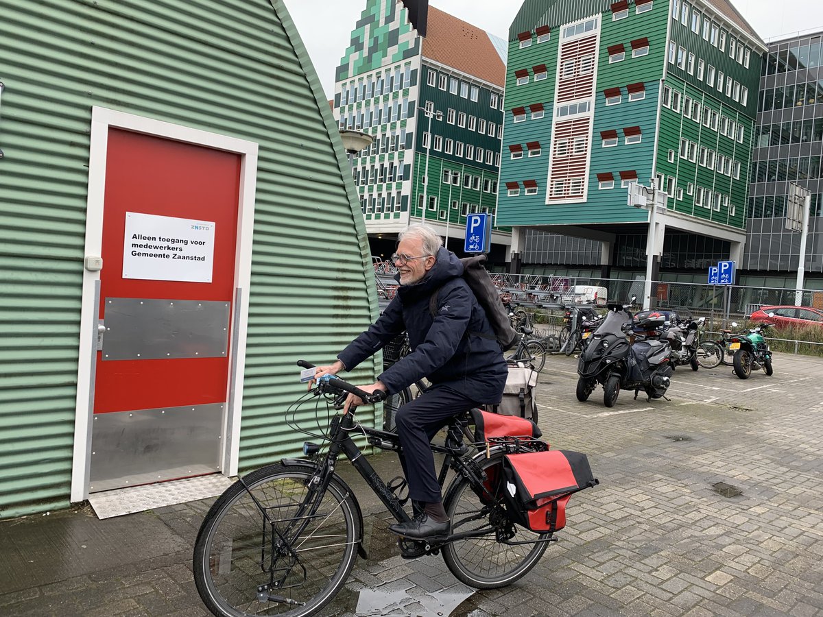 Vandaag is het #Fietsnaarjewerkdag! Vandaag geniet onze gemeentearchivaris nog van het fietstochtje naar het stadhuis, en morgen, maar daarna gaat hij van zijn pensioen genieten (ook op de fiets trouwens).