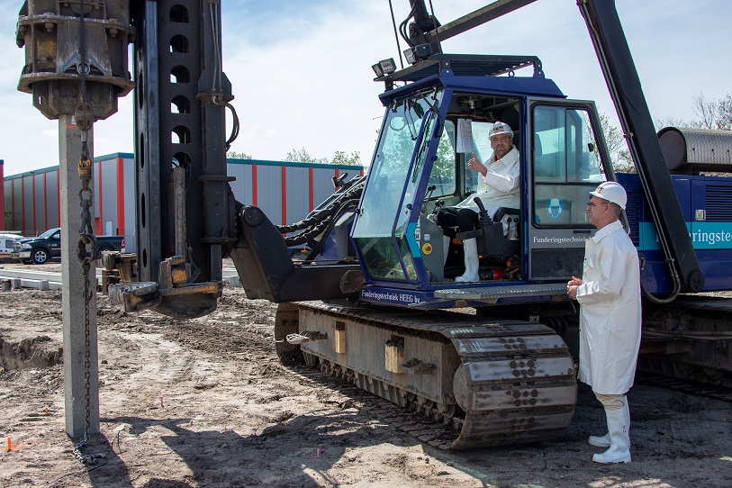 Maandag 6 mei 2024 was de start nieuwbouw voor Probedrijven aan de Pastoor Koopmanweg, Den Helder. Pieter Kos, wethouder Participatie & Thomas Schotman, medewerker Probedrijven sloegen de eerste paal. Lees verder via: obi41.nl/2p8j9rav #participatie #inclusie #drystack