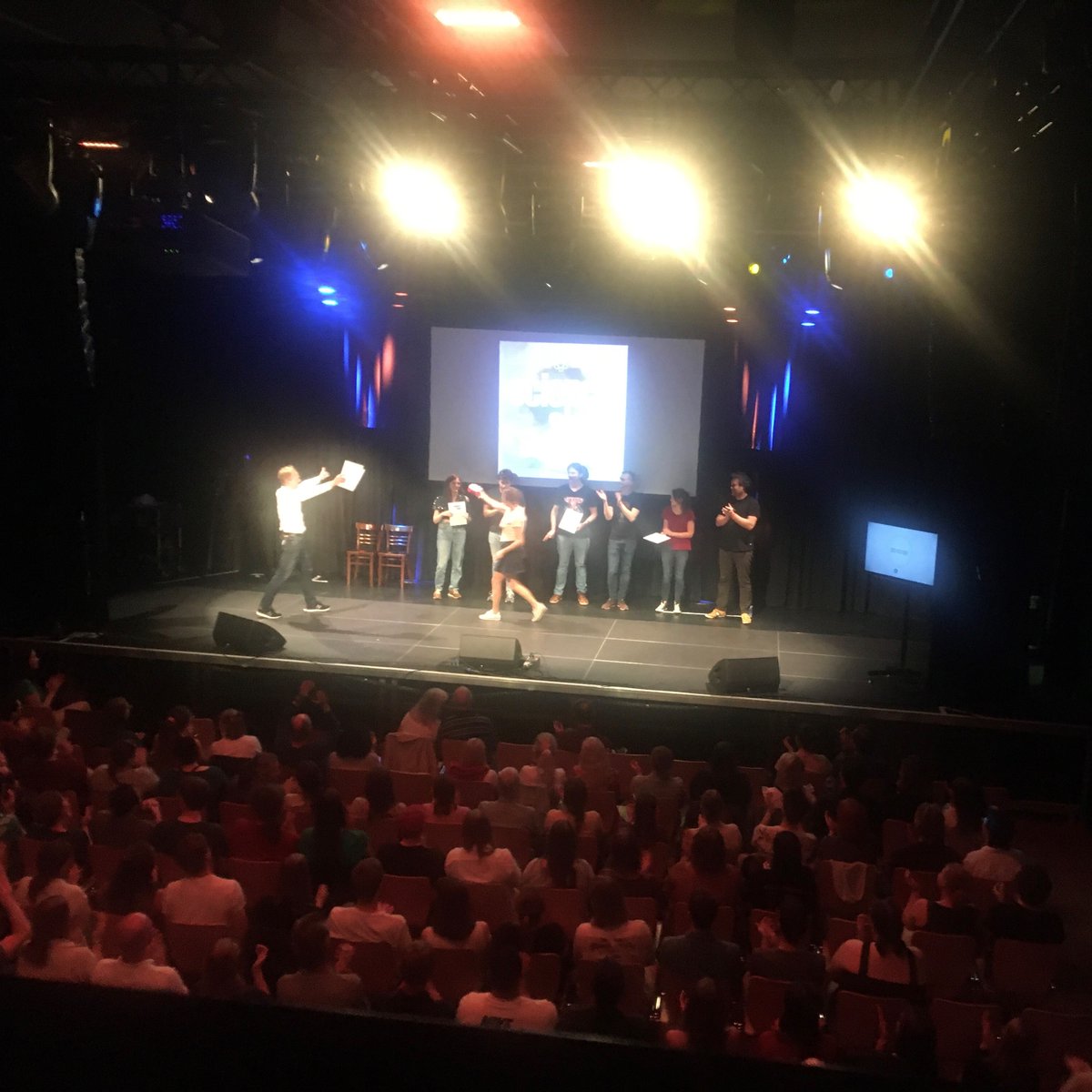 #ScienceSlam im Marburger KFZ: vor ausverkauften Rängen hielt der Biologe Clemens Böhm mit 'Ausbruch aus der Zelle' (@Synmikro #UniMarburg @mpi_marburg) den besten Slam. Gefolgt von Jan Häusser (Psychologie, JLU) und Kai Kortus (#UniMarburg mit '#Mathematik im Dunkeln') Foto: ms