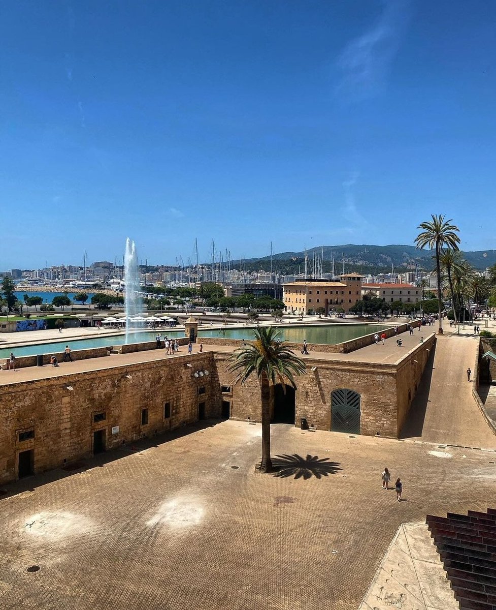 ¿Vienes a dar un paseo por Ses Voltes? Descube el último tramo de muralla que se construyó y con el que se finalizó el recinto de los baluartes de Palma 🤩 #VISITPALMA @mallorca_magica_