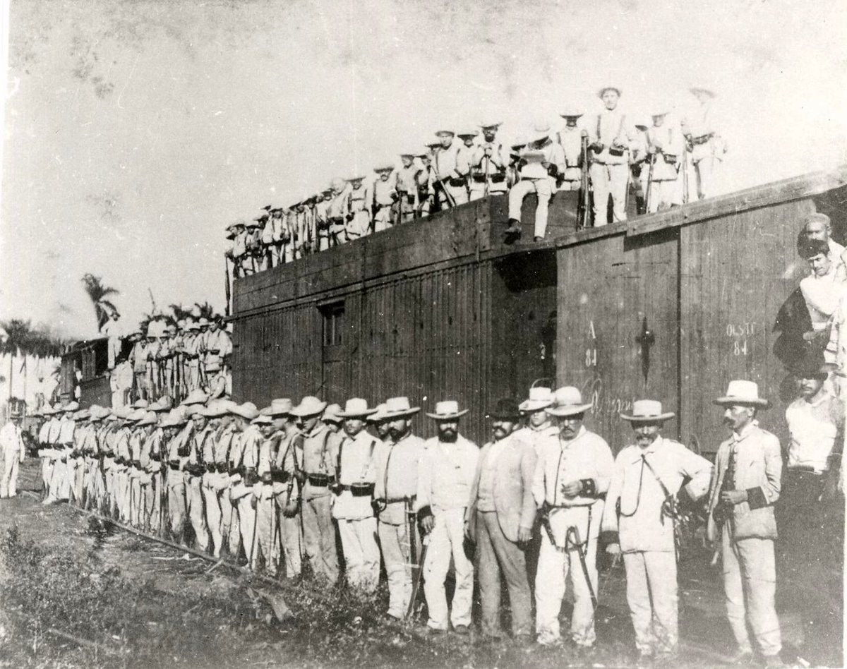 EL DESASTRE DEL 98. Continuamos recuperando del Archivo General Militar de Madrid más material fotográfico de aquel momento, en esta ocasión a través de una instantánea donde aparece un tren militar con fuerzas españolas en Cuba. #IHCM #HistoriaMilitar #EjércitodeTierra #Cuba