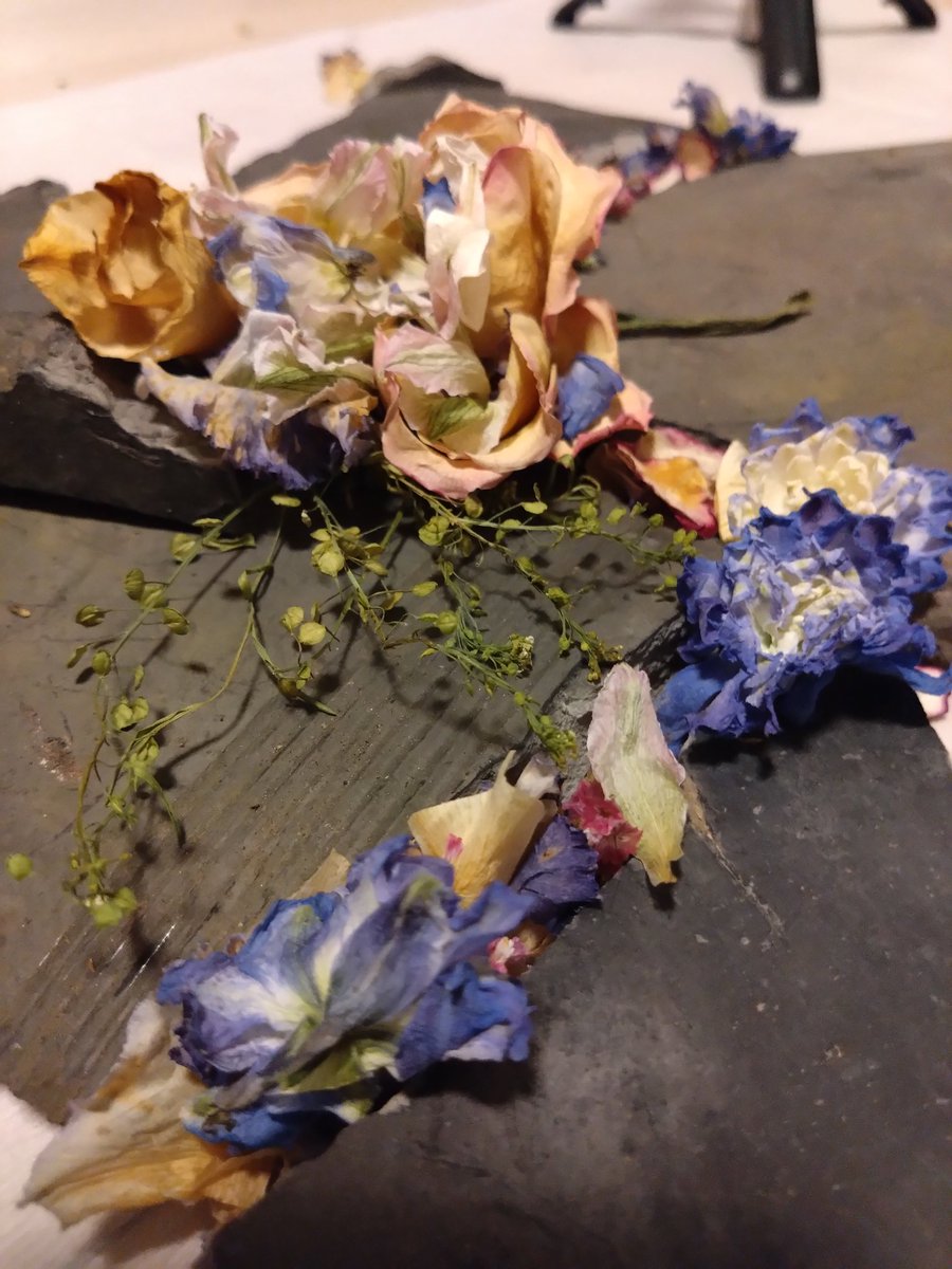 This is a scene from the production process of Hanatsugi.
In this way, we decorate each individual petal on the cracks and cross-sections of the tiles.

#Hanatsugi #Kintsugi #NFTART #driedflower #NFTCommunity