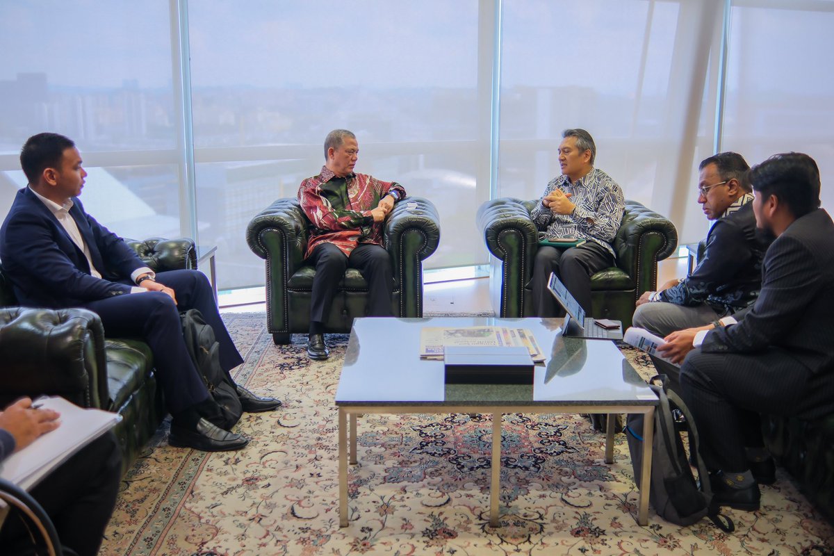 Menerima kunjungan hormat Khazanah Nasional Berhad yang diketuai Pengarah Urusan, Dato’ Amirul Feisal Wan Zahir di pejabat saya di Kementerian Peralihan Tenaga dan Transformasi Air (PETRA) hari ini. 

Hadir sama Pengarah Eksekutif, Aset dan Hartanah, Selvendran Katheerayson dan