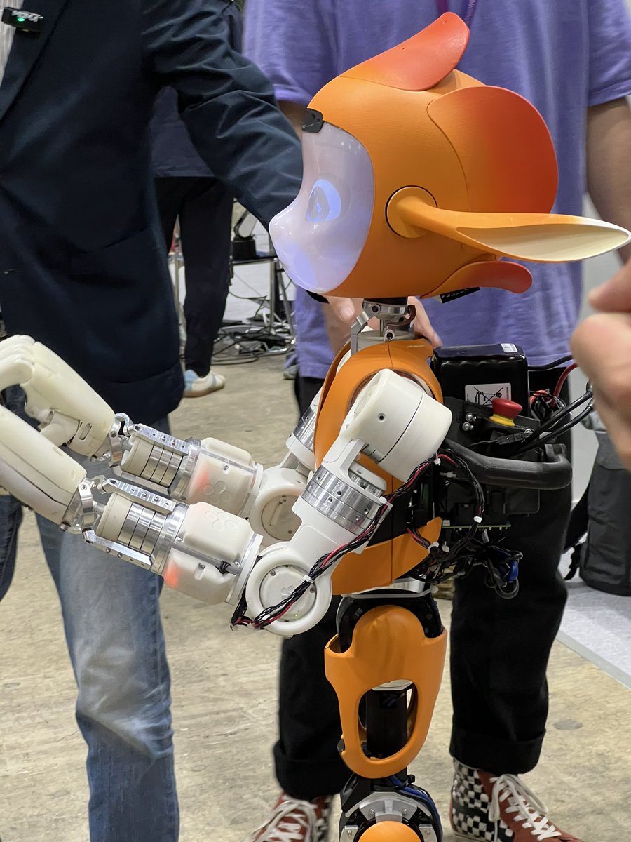 完成度が高かったのはこちら Enchanted Roboticsのキャラクターロボット。首や手首の2自由度関節がよくできてる。3DCGアニメーションのようなデザイン。土台がコンパクトなのは玉乗り型ならでは。
enchanted.tools/robot/