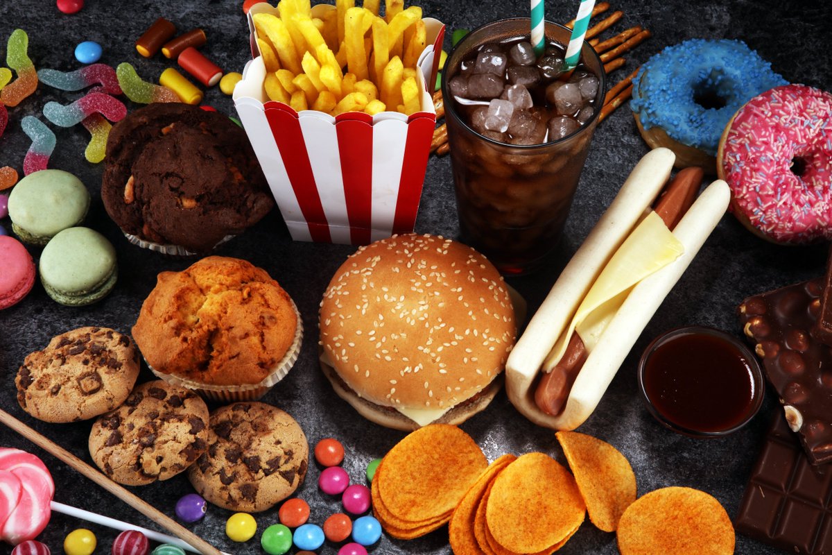 La Flandre compte trop de publicités pour la nourriture malsaine et l'alcool, que ce soit au abords des écoles et universités, aux arrêts de transports en commun ou dans les bâtiments publics. 
Plus d'infos 👇 
sciensano.be/fr/coin-presse…