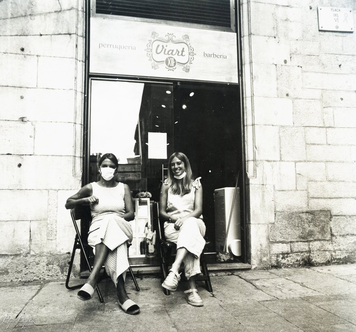 Les perruqueres (records pandèmics)

Ilford FP4 & Hasselblad 500 C/M.
Slavich Unibrom old paper & Rollei RHC

Analogue photo, no digital retouch

Plaça del Vi, Girona, primavera 2022

#wetprint #Girona #women #dones #noies #simpathy #smile #somriure #retrat #portrait #retrato