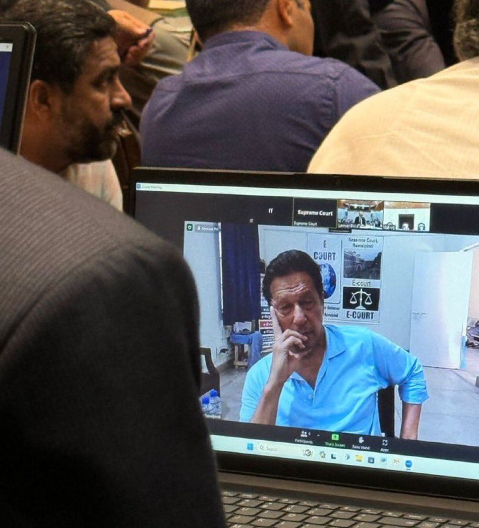 iihtishamm's tweet image. Breaking 🚨
Imran Khan leaked photo from the SC.