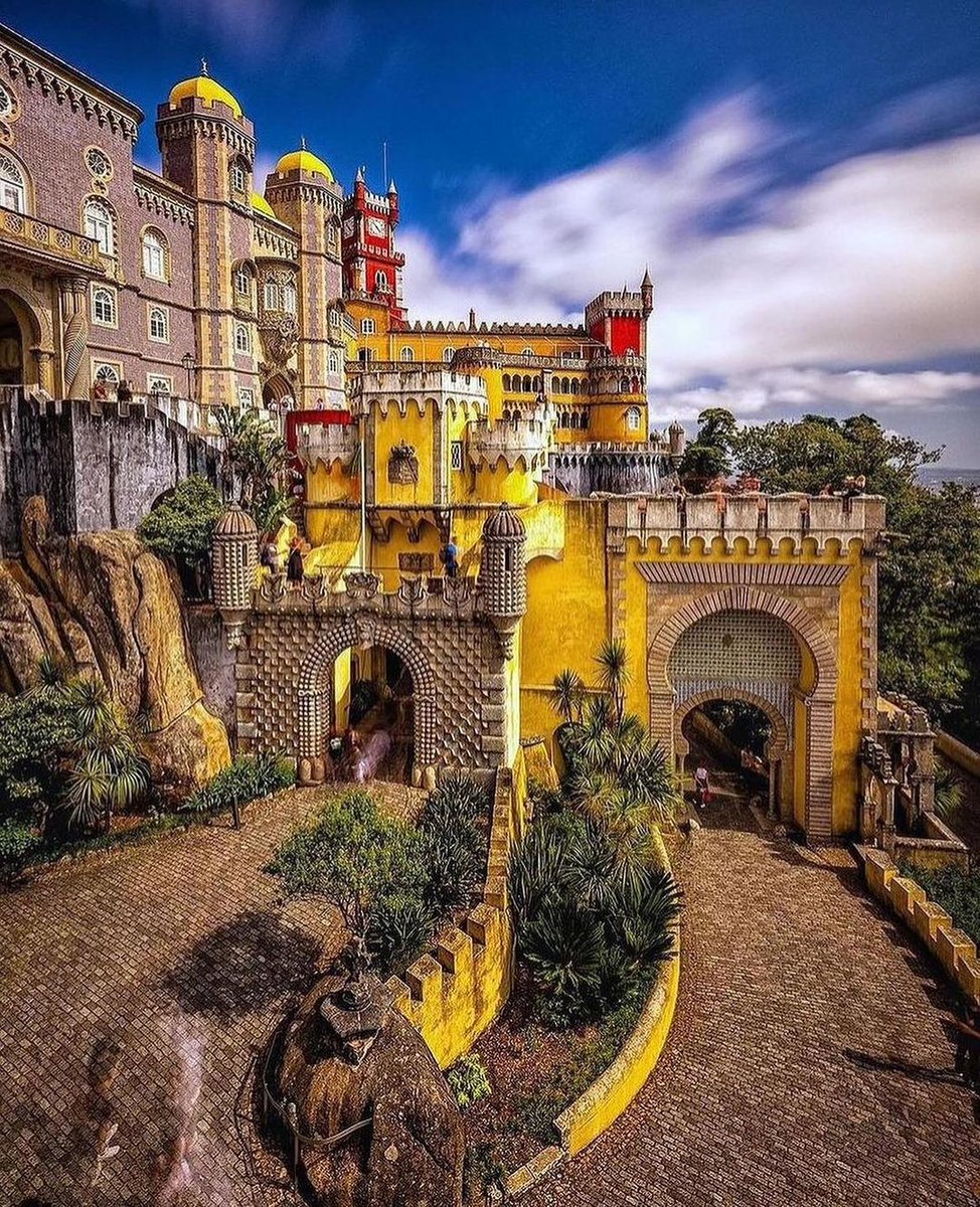Have you ever been to Pena Palace in Sintra, Portugal? 🇵🇹💛 Photo by agpfoto ❤️