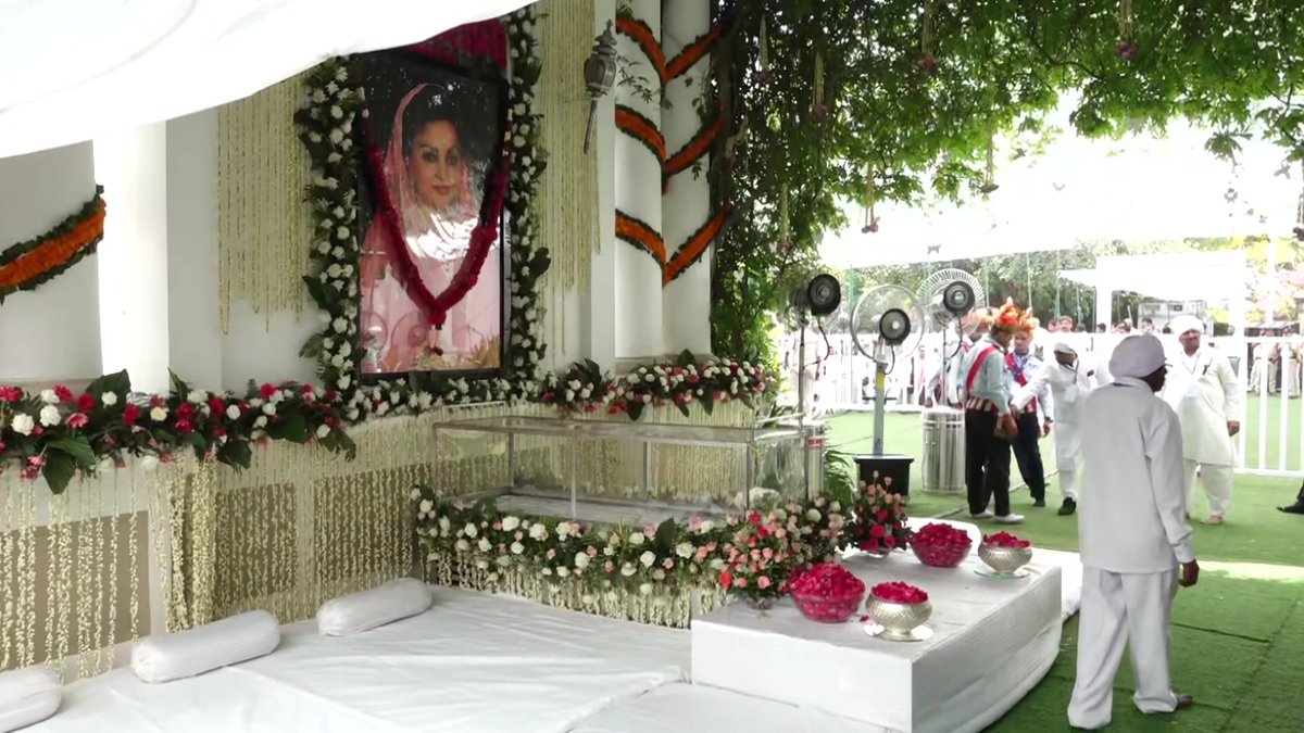 Mortal remains of Madhavi Raje Scindia brought to Gwalior

Edited video is available on PTI Videos (ptivideos.com) #PTINewsAlerts #PTIVideos @PTI_News