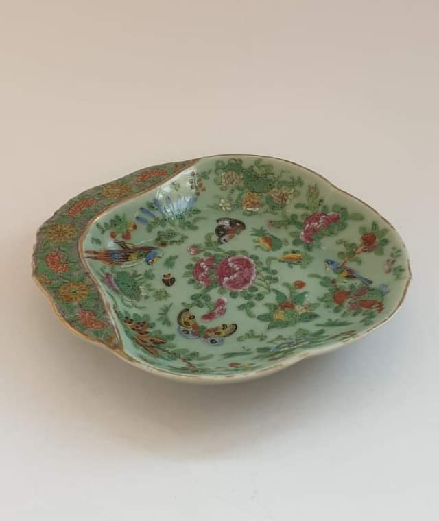 Collectable Curios' item of the day...Vintage Famille Verte Floral Trimmed Handle Serving Dish collectablecurios.co.uk/product/vintag… #FamilleVerte #ServingDish #FloralDesign #Collector #Antiquing #ShopVintage #Home #ShopLocal #SupportLocal #StGeorgesMarkeBelfast