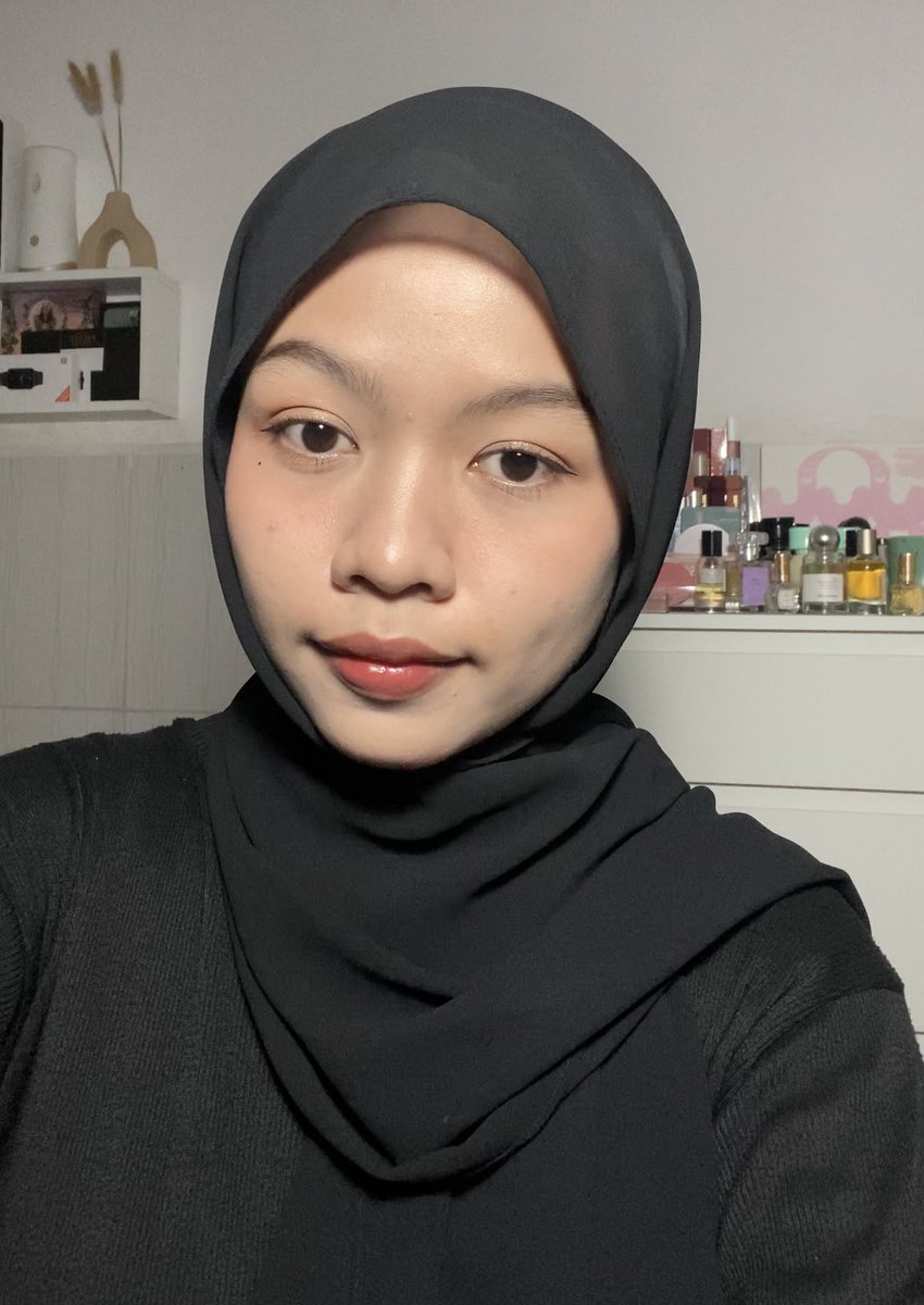 speechless padahal modal bedak doang tapi makin lama dipake, makin kawin sama kulit dan flawless🥹 jadi tau alesan kenapa bedak ini banyak yg pake dan sempet viral..