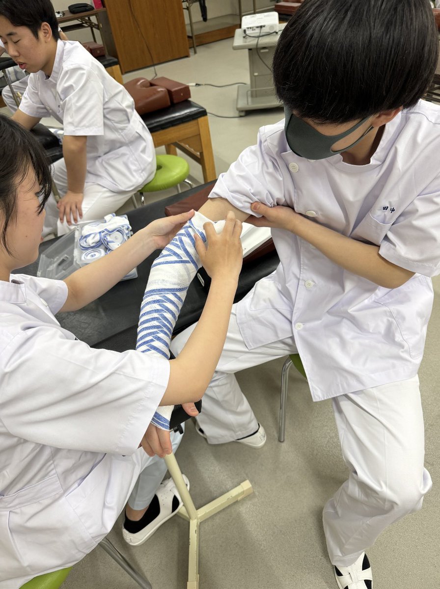 柔道整復科1年生の包帯実技です。 見た目に綺麗で効果的な包帯を巻ける
