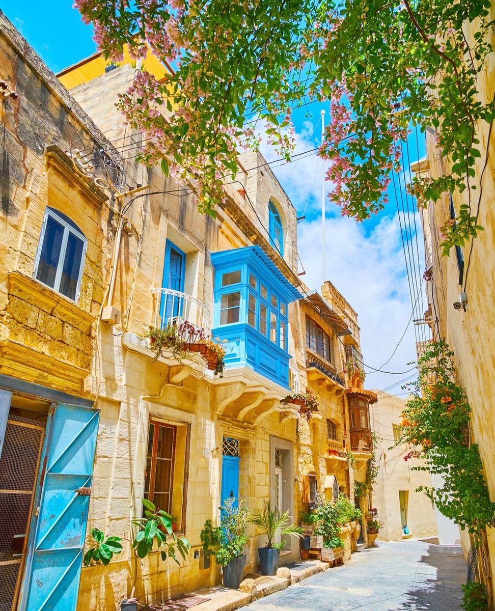 #ExploreMore Charm in the back streets of #Malta 💐✨ [ 📸 @smoothradiomalta ] #VisitMalta #MoreToExplore