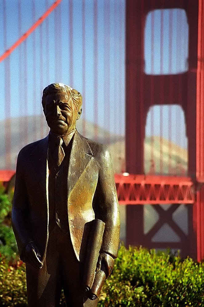 Il #16maggio 1938 moriva #JosephStrauss. Capo ingegnere nella costruzione del Golden Gate Bridge, San Francisco, assistito dagli ingegneri Charles Ellis e Leon Moissieff. Il ponte fu aperto al pubblico il 27/5/1937. Alla fine però era esausto per lo sforzo e morì l'anno dopo.