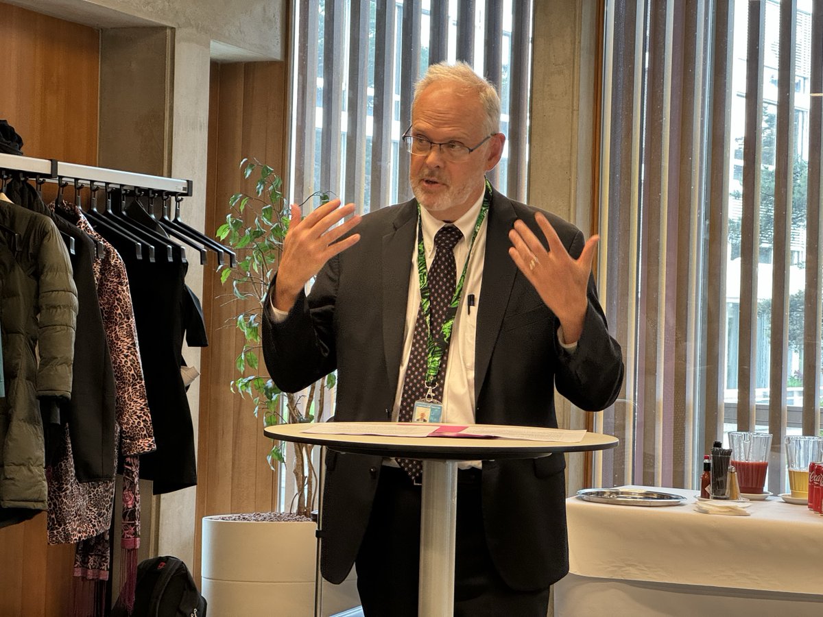 Our Deputy Exec Secretary, celebrating the 20th anniversary of the #RotterdamConvention on the Prior Informed Consent Procedure for Certain Hazardous Chemicals & Pesticides in International Trade, & the #StockholmConvention on Persistent Organic Pollutants.