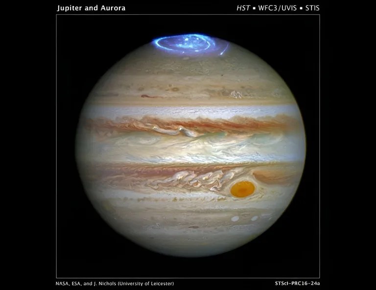 Júpiter, el planeta más grande de nuestro sistema solar tiene una magnetosfera de líneas de campo magnético cerradas en sus regiones polares, pero incluye un área en forma de media luna de líneas de campo abiertas. La magnetosfera es escudo de planetas que desvía el viento solar
