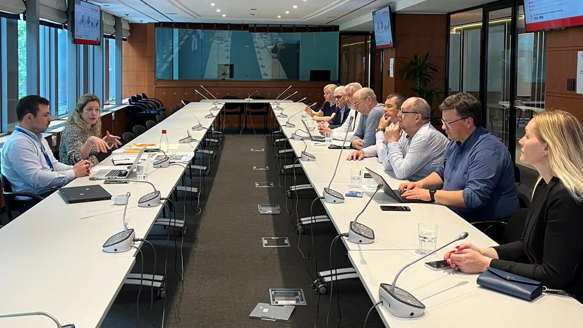 🇪🇺 Representatives from Latvian 🇱🇻 #LocalGov are in Belgium 🇧🇪 for a 2-day study visit

Yesterday they met at <a href="/CCRECEMR/">Council of European Municipalities and Regions</a> with <a href="/EvaBanos1/">Eva Banos</a> &amp; <a href="/pjabizarro/">Pedro Bizarro</a> on how to use decentralised cooperation to localise #SDGs

Also meetings with <a href="/EU_CoR/">European Committee of the Regions</a> @eu_near <a href="/GemeenteBornem/">Gemeente Bornem</a> <a href="/vvsg/">VVSG</a> <a href="/StadMechelen/">Stad Mechelen</a>