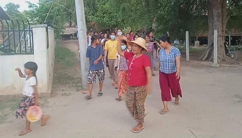In Sagaing Region, the 'Shwe Yay Kyi Shall Fly Victory Flag' protest column fearlessly staged an anti-military dictatorship protest amidst regional unrest.
#SagaingProtest
#2024May16Coup
#WhatsHappeningInMyanmar