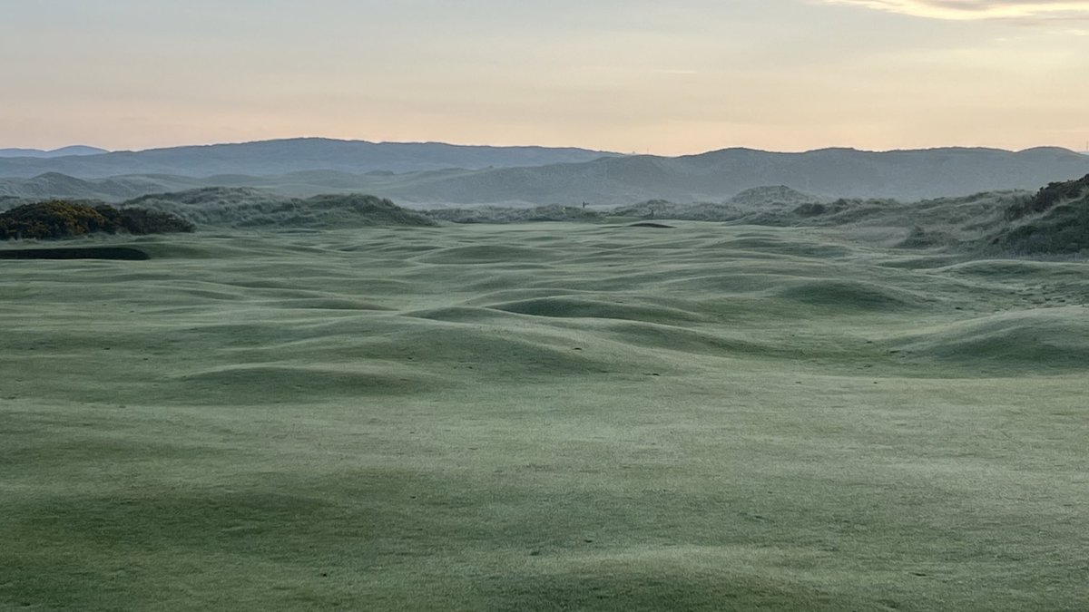 I cannot lie, there is something about humpy, bumpy fairways that I love. And they don’t come much humpier and bumpier than the Old course @Ballyliffin