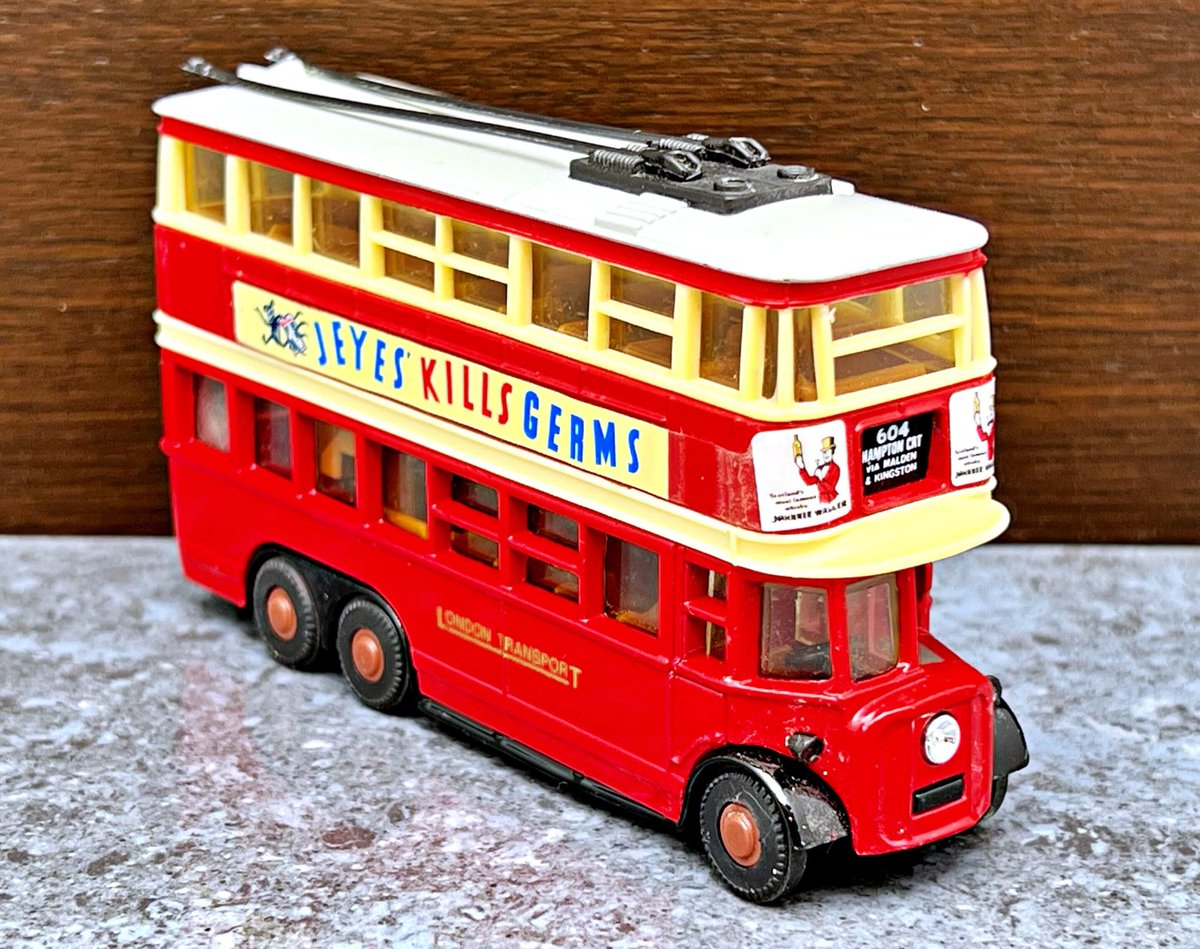 Il #16maggio 1931 la London United Tramways inizia il servizio di filobus sostituendo il tram sulla linea Twickenham-Teddington. Il filobus era attivo a Londra già nel 1909. Come i tram funzionava con l'elettricità prelevata da un 'carrello' che correva lungo la linea aerea.