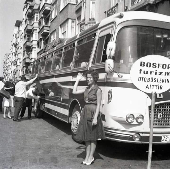 Bir zamanlar İstanbul'dan Paris'e otobüs kalkıyordu..

'İdil Biret Taksim, Mete Caddesi’nde ; Paris’e gideceği otobüsün yanında 1964'