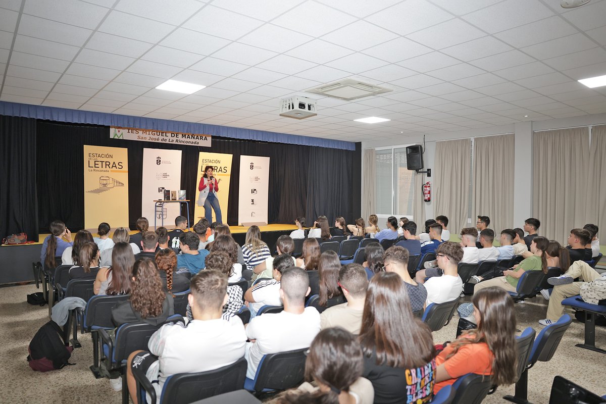 #EvaDíazPérez imparte un taller de #narrativahistórica.
Los IES Miguel de Mañara, Antonio de Ulloa y San José han acogida esta actividad de #EstacióndeLasLetras donde la escritora ha dado claves para abordar la creación de una novela histórica
#LaRinconada acortar.link/4rkSQE