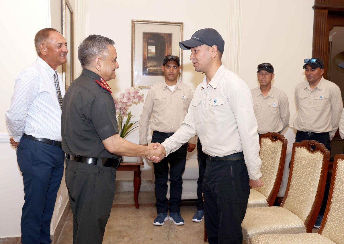 prodefencejammu's tweet image. #RescueTech
#Teamwork

CDS Gen Anil Chauhan today engaged with the Tiranga Mountain Rescue Team in New Delhi,exploring new tech for search &amp;amp; rescue ops. Proactive steps like these are vital for enhancing capabilities &amp;amp; ensuring effective responses in challenging situations. (1/2)