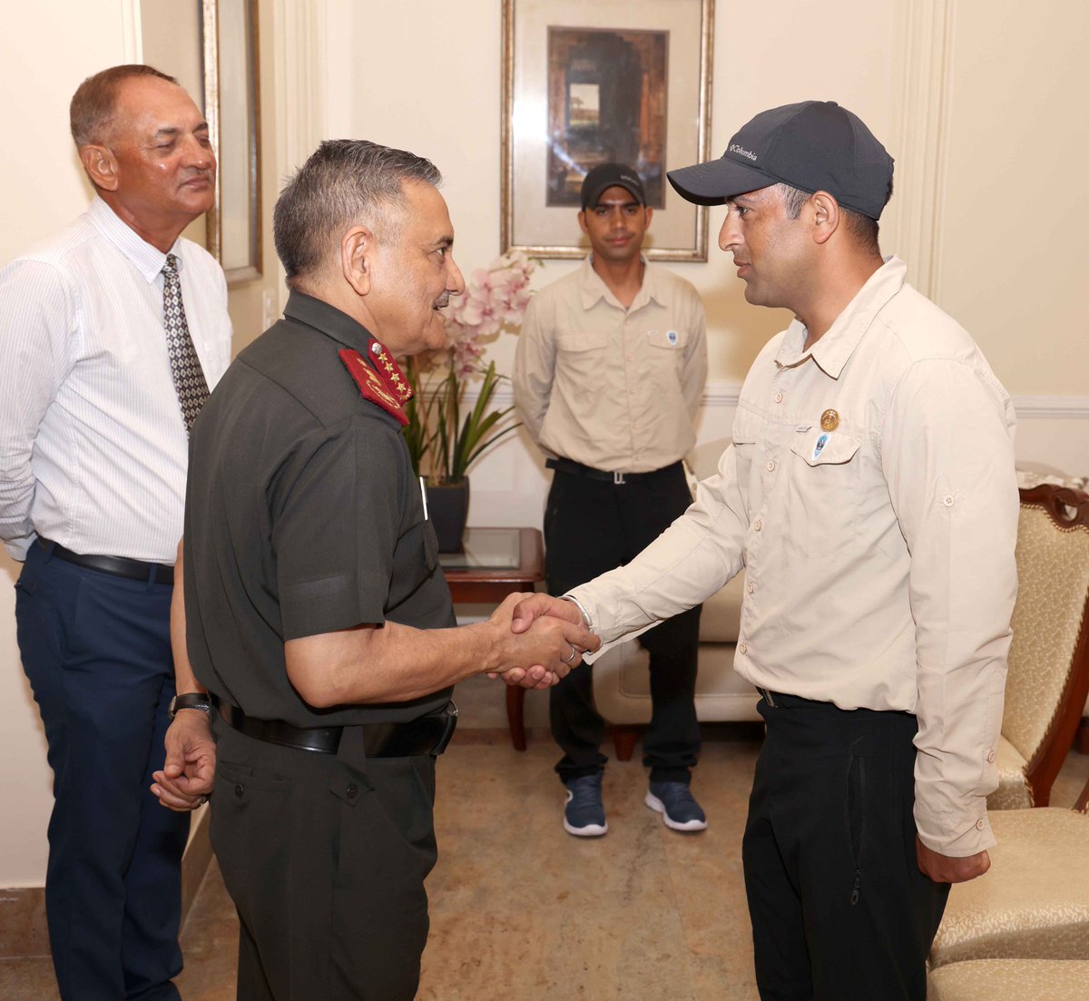 prodefencejammu's tweet image. #RescueTech
#Teamwork

CDS Gen Anil Chauhan today engaged with the Tiranga Mountain Rescue Team in New Delhi,exploring new tech for search &amp;amp; rescue ops. Proactive steps like these are vital for enhancing capabilities &amp;amp; ensuring effective responses in challenging situations. (1/2)