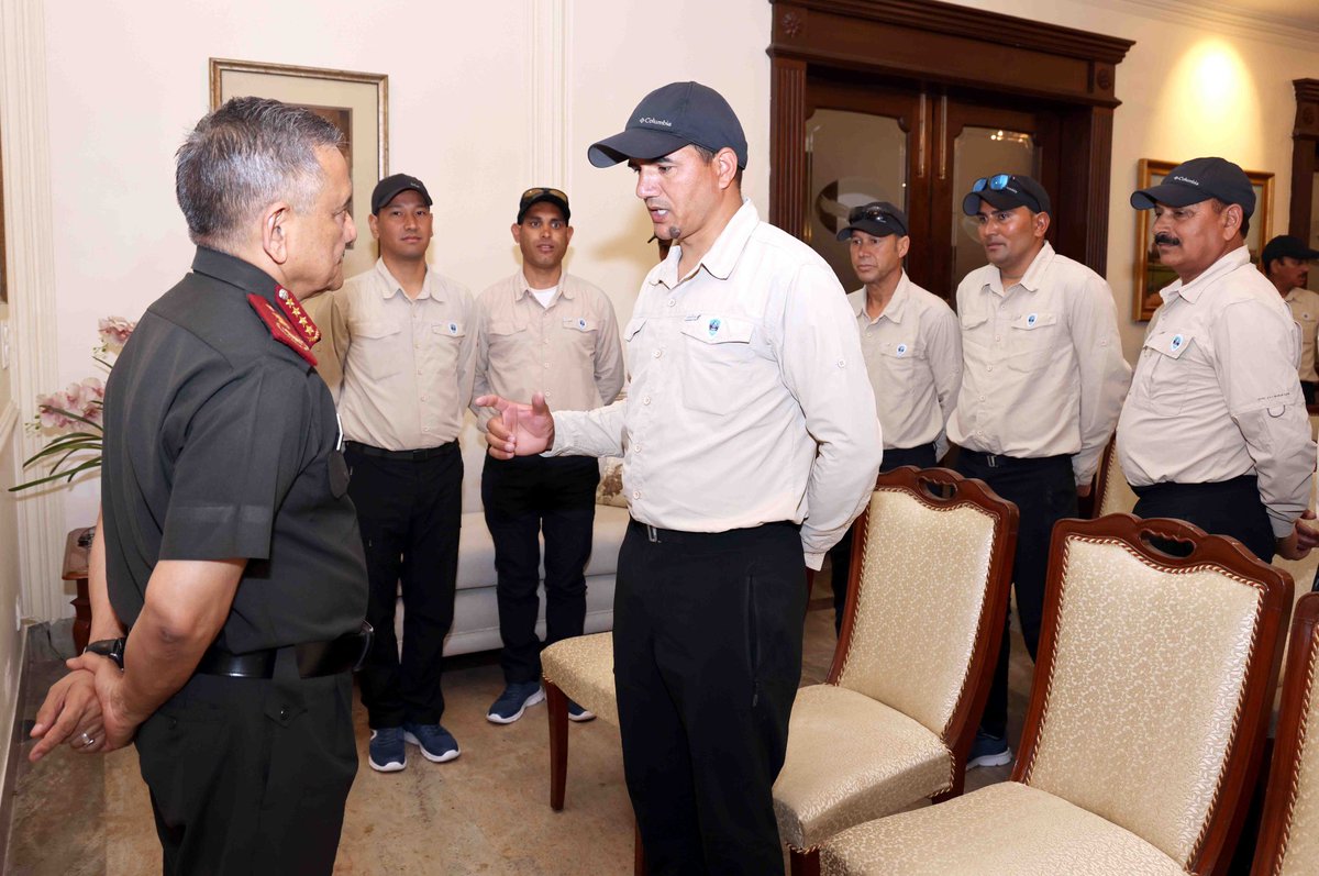 prodefencejammu's tweet image. #RescueTech
#Teamwork

CDS Gen Anil Chauhan today engaged with the Tiranga Mountain Rescue Team in New Delhi,exploring new tech for search &amp;amp; rescue ops. Proactive steps like these are vital for enhancing capabilities &amp;amp; ensuring effective responses in challenging situations. (1/2)