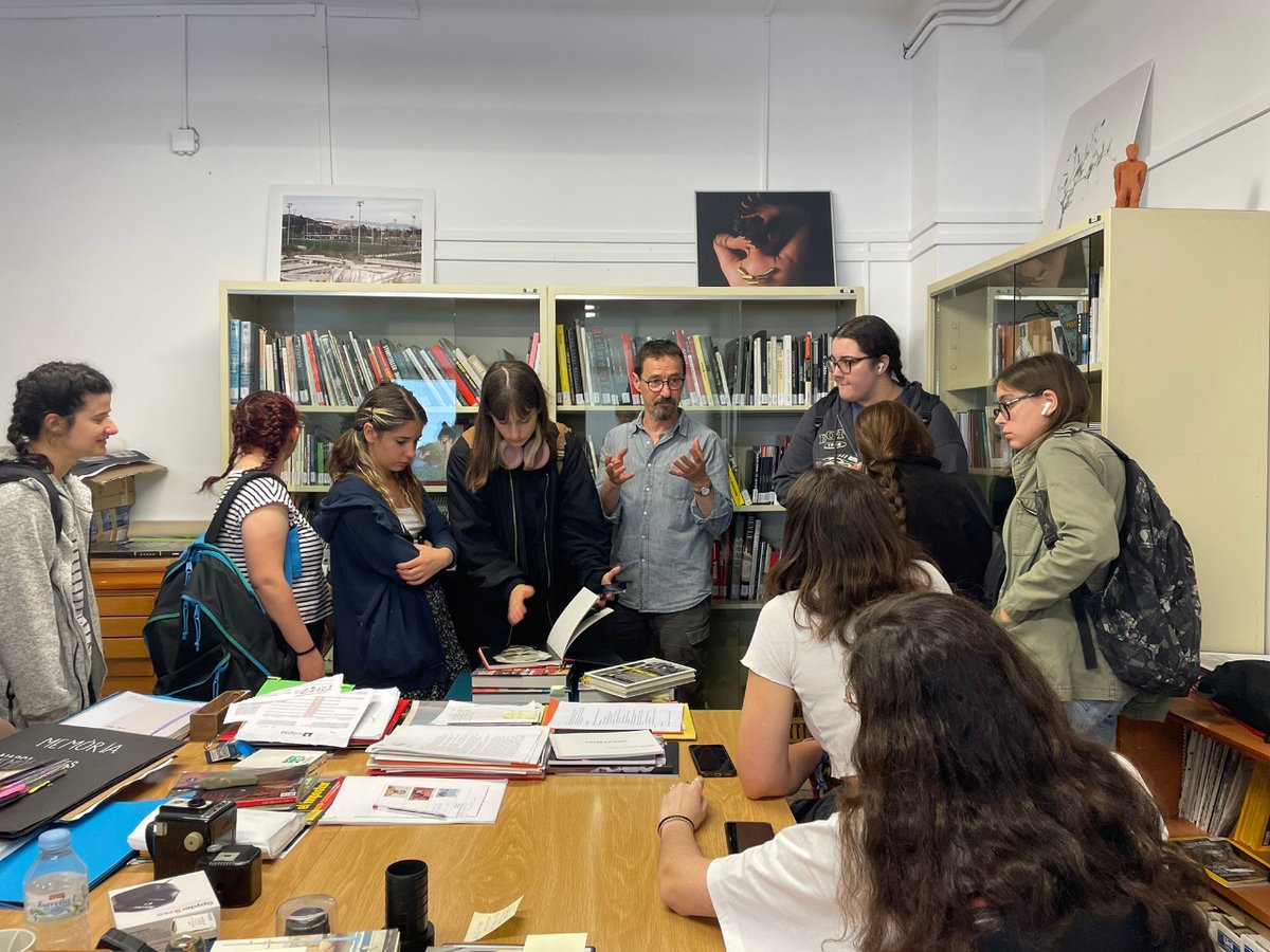 Analitzar llibres, parlar d'autors i aprendre com dissenyar i maquetar un llibre a partir d'un reportatge fotogràfic. A l' #EADTarragona donem diferents opcions per a convertir el nostre alumnat en professionals autosuficients. #someadt #estudiarartidisseny a #tarragona