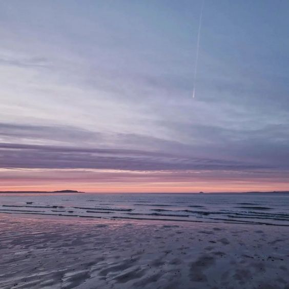 Good Morning from Scotland 🏴󠁧󠁢󠁳󠁣󠁴󠁿 Sunrise over the Firth of Forth from Leven Beach. 📸vicko0112/Vicky on Instagram instagram.com/p/C55OWhaqTGr/…