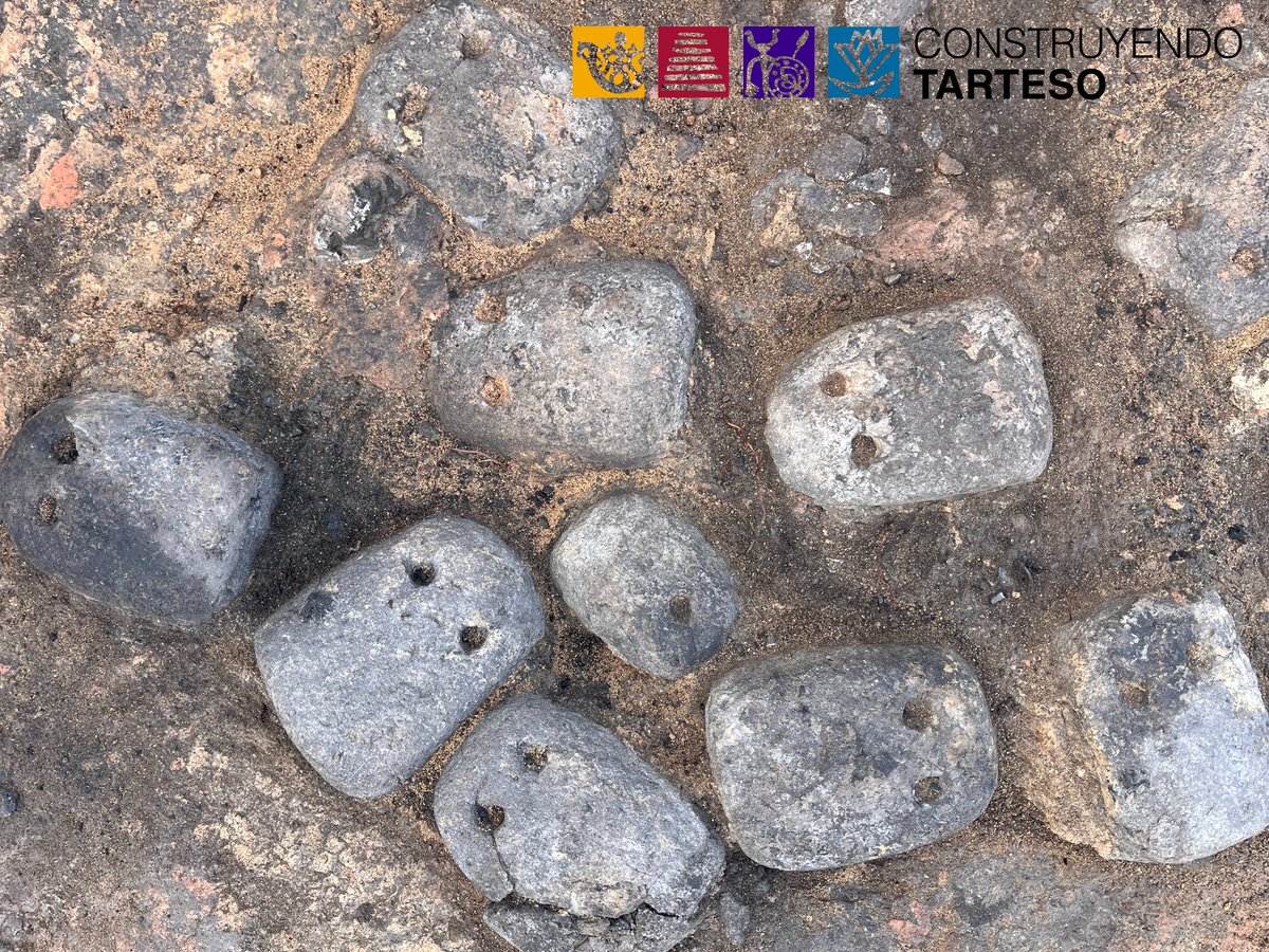 Nuestros fantasmitas 👻os desean unos muy buenos días 🌤️
Hoy comenzamos la extracción de este interesante conjunto de pesas de telar documentado en una de las nuevas estancias localizadas durante la VI Campaña de Excavaciones en el yacimiento de #CasasdelTuruñuelo 🧱