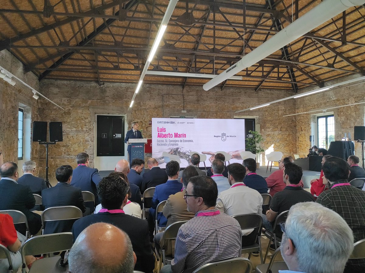 Comenzamos @DiaTIC 

Nos da la bienvenida el Excmo Consejero de Economía, Hacienda y Empresa de @regiondemurcia y destaca el empleo de la #IA por parte de la agencia de transformación digital