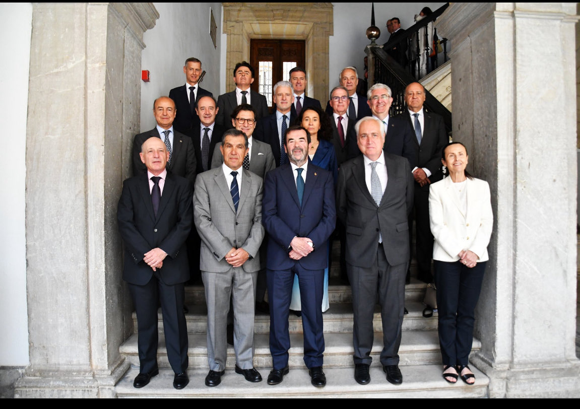 2024.Mayoría femenina en judicatura española (57%) a pesar de tenerlo prohibido por ley hasta 1966.Pero esta es la foto oficial de las presidencias TSJ, máximo poder gubernativo por CCAA, pero de 17 solo 2 mujeres.El infranqueable techo de cristal judicial #MasMujeresMasJusticia