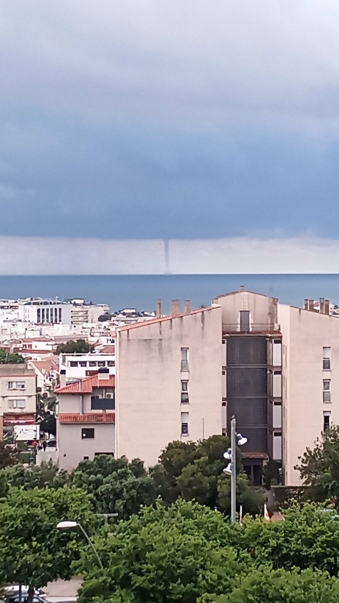 boladeras's tweet photo. Devant la platja Sitges @MeteoMollet @Monica_Usart @meteo_sitges https://t.co/JatyBNrNDt