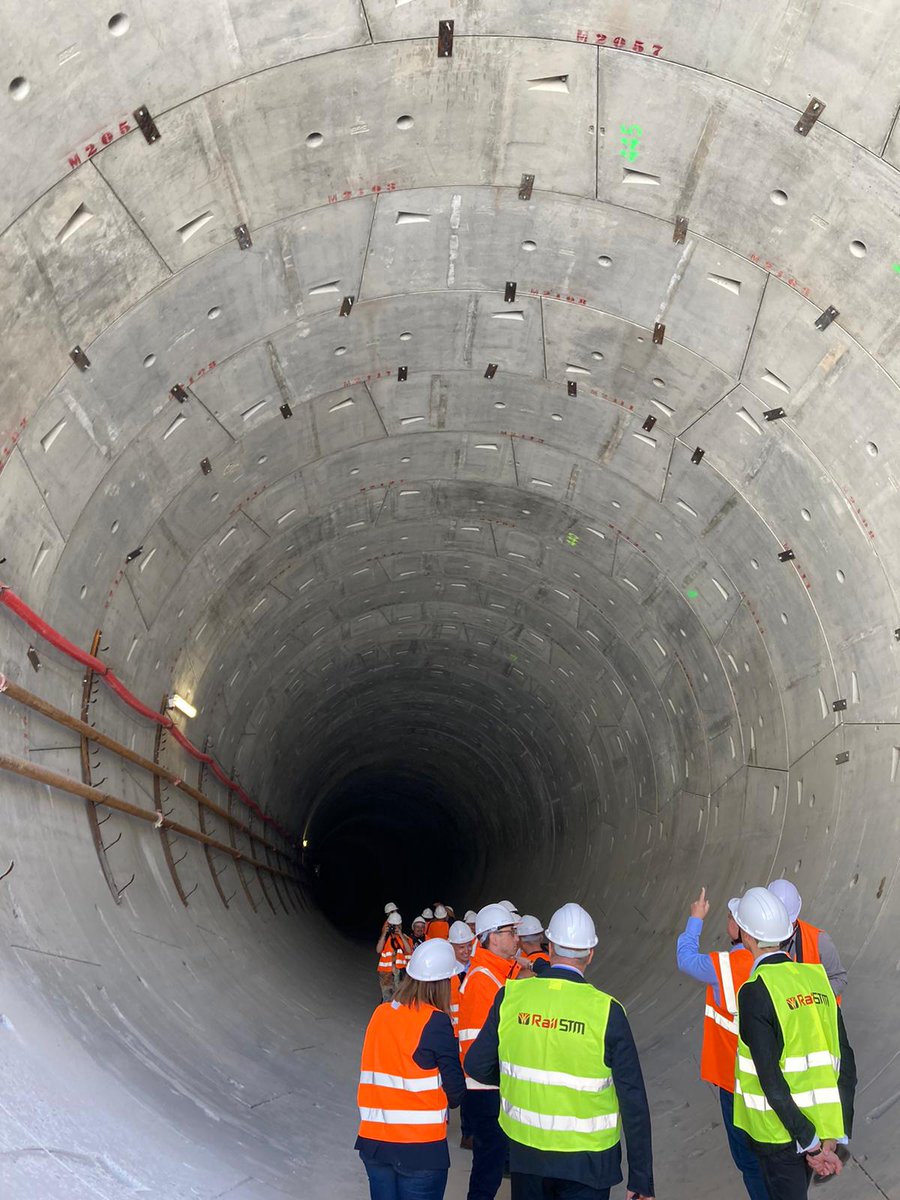 Jest nowy termin otwarcia podziemnego tunelu kolejowego pod #Lodz. Pierwsi pasażerowie przejadą nim w grudniu 2026 roku. Najważniejsza inwestycja kolejowa w Polsce o wartości ok. 2 mld zł jest gotowa w 60% @RadioZET_NEWS
