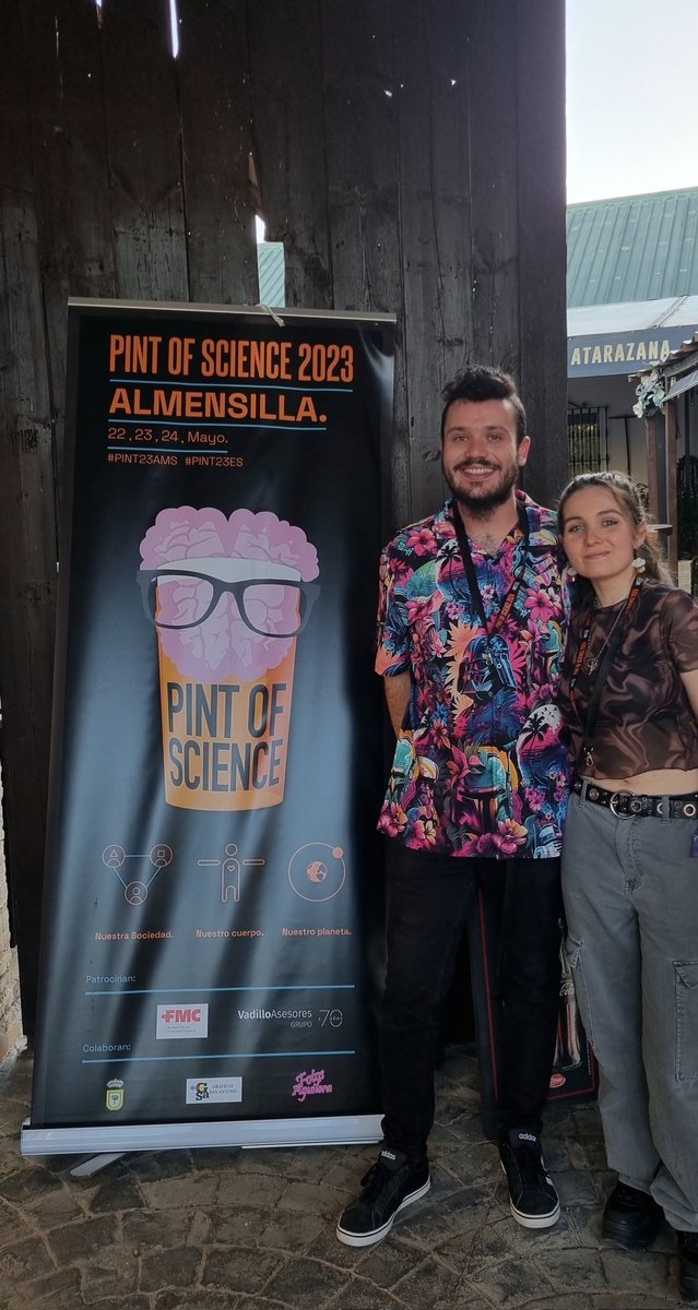 Otro día más divulgando química entre cervezas. 
Que maravilla de labor (y de público! Que ayer arrasó con las preguntas. Así da gusto)
#pint24es
#pint24ams
#almensilla
#pintofscience
#divulgación