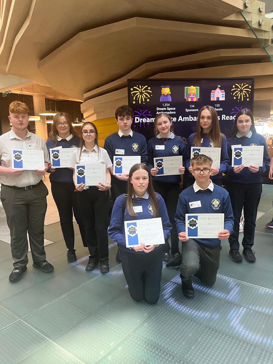 Brilliant day for our @BanagherCollege @MS_eduIRL Dream Space Ambassadors who graduated at Microsoft HQ yesterday. Big thanks to @NeeveHyland and all at Dream Space for the chance to participate in this excellent programme