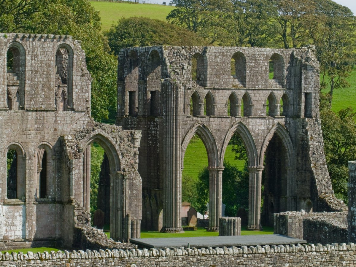 #OTD1568 #maryqueenofscots 👸🏻held a meeting with her advisers at Dundrennan Abbey. If she had listened to what they said -try 🇫🇷 or 🇮🇪 or even stay in 🏴󠁧󠁢󠁳󠁣󠁴󠁿, but don’t go to 🏴󠁧󠁢󠁥󠁮󠁧󠁿! -it would all have been very different……