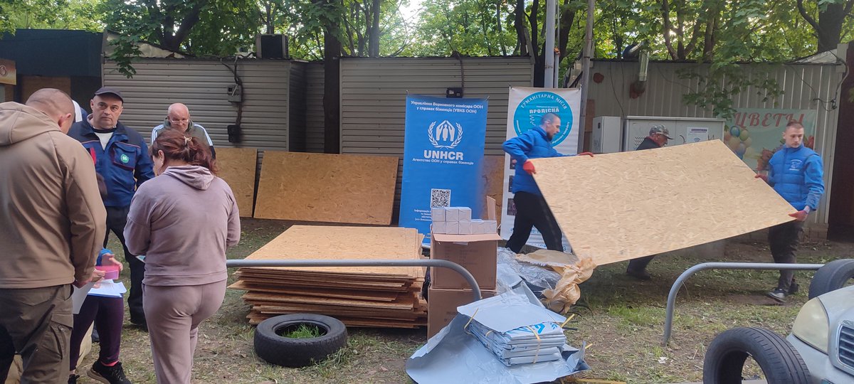 300+ people are affected after the recent devastating Russian attack on Kharkiv🇺🇦, which suffers from shelling every day. @UNHCRUkraine's partner @MissionProliska supported families w/ psychosocial support & emergency repair materials to help cover damaged windows & doors.