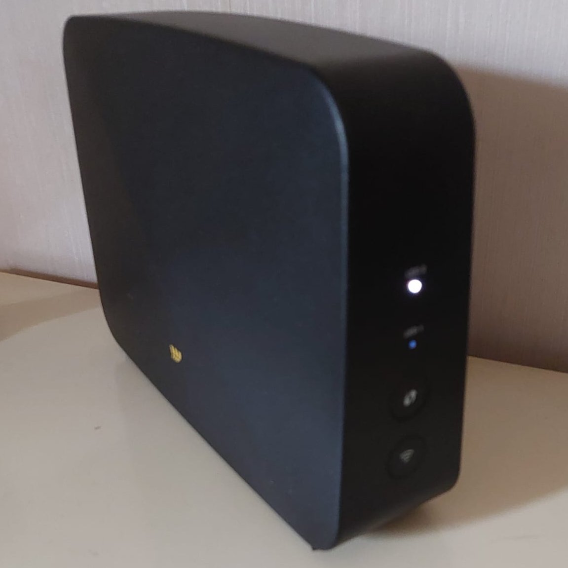 doomboy's tweet image. TLDR;

Il nuovo modem #Fastweb base, un thread da 5:

Plasticotto cinese ingombrante, ma praticamente vuoto, occupa un comodino intero, quando poteva essere piccolo e compatto. Ma la qualità hardware è niente in confronto al vetusto fw (kernel Linux 4.1, ma ci può stare).