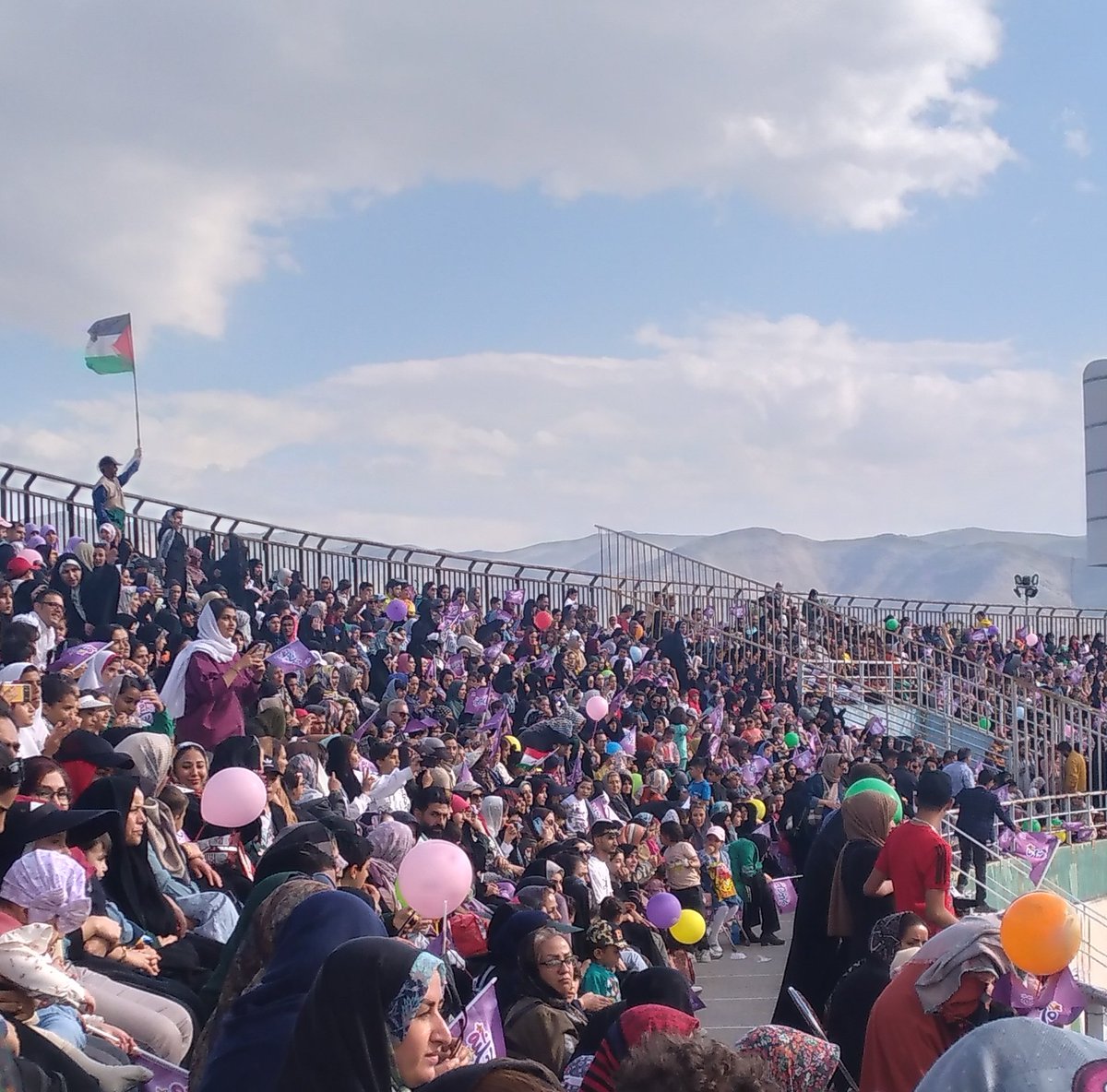 ما گدایانِ ره و جودِ رضاییم همه
زشت باشد که نمک خورده نمکدان شکند

📍استادیوم امام خمینی اراک
#برکت_ایران 
#انیس_النفوس