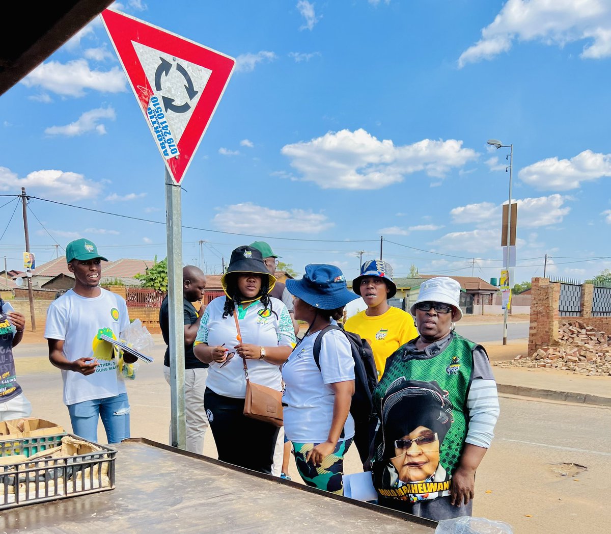 NoncebaMhlauli's tweet photo. 📍 Another day, another door to door!! Today we’re in Mamelodi West, Ward 23. 
VD to VD, corner to corner! A decisive victory is the mandate!! 
#SiyanqobaRally 
#LetsDoMoreTogether 
#VoteANC2024 ⚫️🟢🟡 https://t.co/c7gMbSbf50