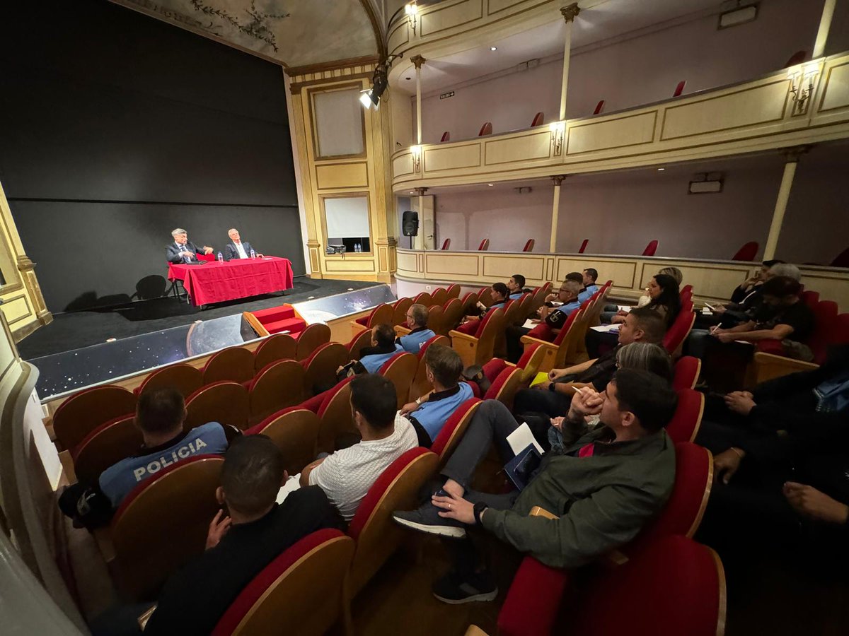 📌 Santa Cruz de La Palma acogió hoy la jornada de formación ‘El Policía en la Iniciación del Proceso Penal: Responsabilidades’ organizada por la Consejería. 

✅ Se trata de un curso especialmente dirigido para agentes de las Fuerzas y Cuerpos de Seguridad de la isla.