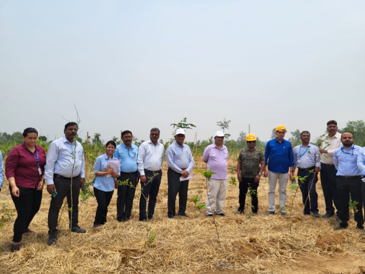 On 2nd day of their SECL visit today, members of EAC (Coal) Committee @moefcc led by Chairman, Dr. Sharad Singh Negi, IFS (Retd.), visited Gevra megaproject & saw OB removal using blast-free ripper technology & appreciated coal extraction...  @CoalMinistry @CoalIndiaHQ 1/2