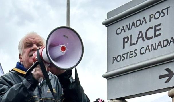 Labour arbitrator rules @CanadaPostCorp was unreasonable in suspending 37 unvaxed @PSAC_afpc employees who spent the entire pandemic working from home.  blacklocks.ca/teleworkers-va… #cdnpoli