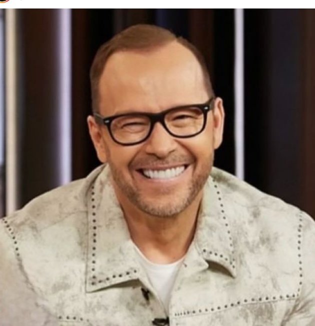 Don't forget to watch our @DonnieWahlberg today on @sherrieshepherd